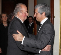 Don Juan Carlos recibe un cariñoso saludo del hijo de Don Adolfo Suárez